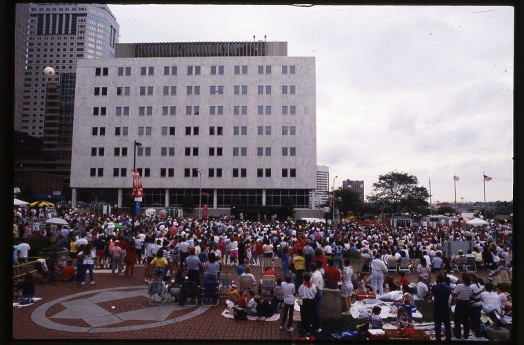 Bezoekers lopen tussen kleurrijke tenten en paviljoens van theaterfestival De Parade op het Martin Luther Kingpark in Amsterdam