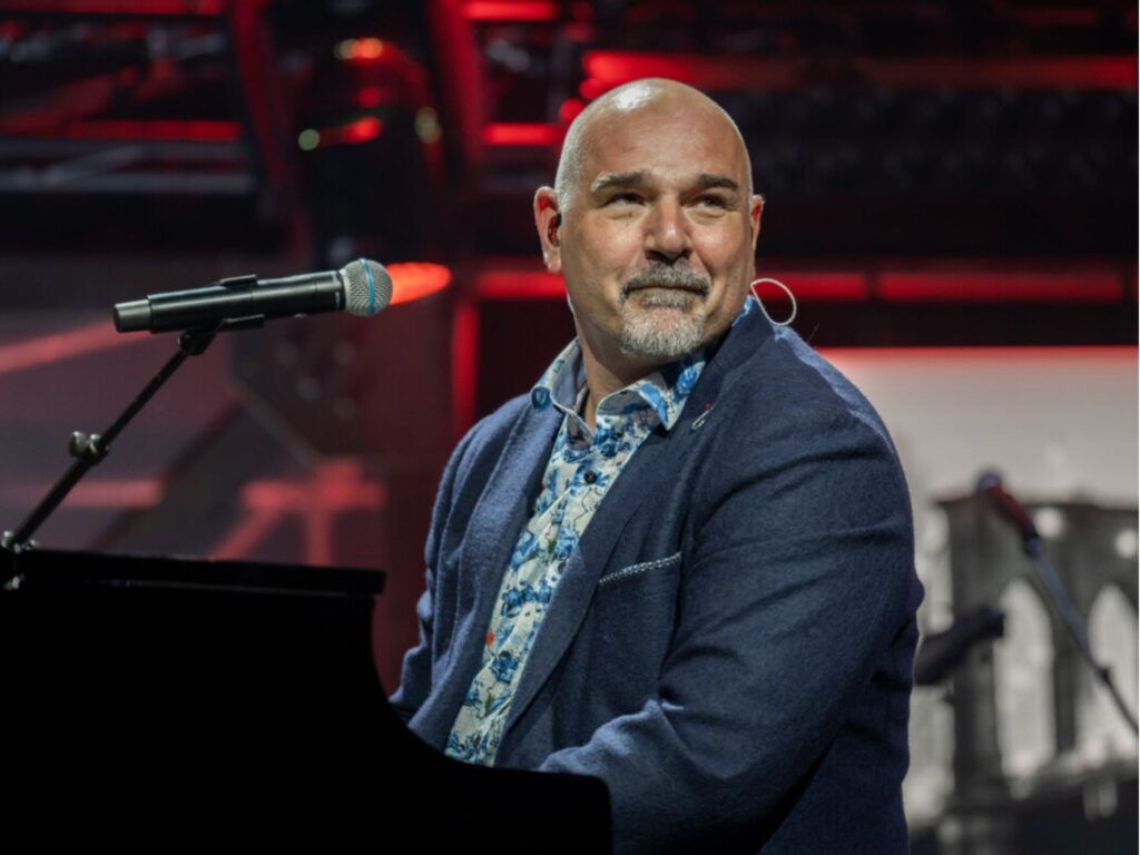 Alexander Broussard speelt Billy Joel in Noord-Holland