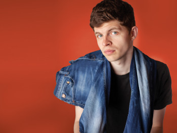 Droogkomisch Cabaret met Thjum in Noord-Holland
