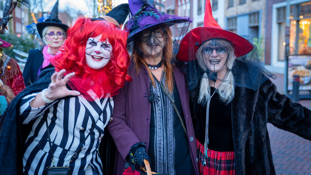 Halloweenmarkt in binnenstad Den Helder in Noord-Holland