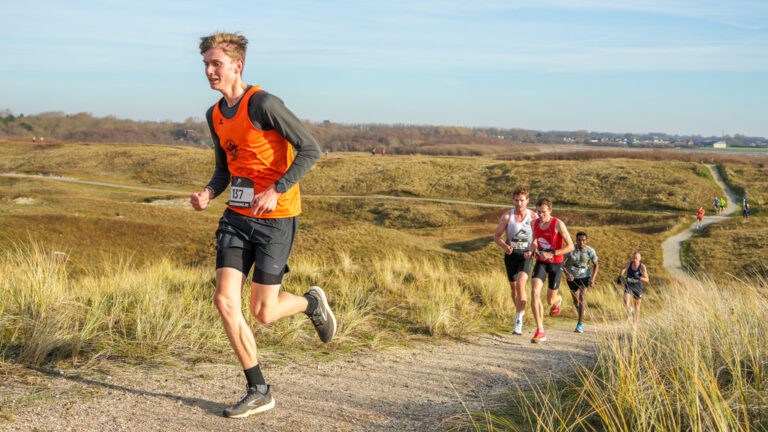 Noordkop Duincross voert hardlopers door de Helderse duinen en over het strand — Natuur in Noord-Holland